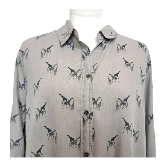 Jane and Delancey Giraffe Print Button Down Shirt Gray 100% Lyocell Size Large - Picture 3 of 12
